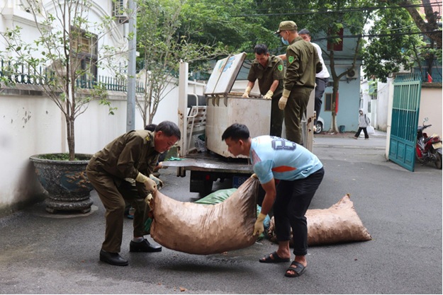 Lực lượng chức năng thu giữ số hàng hóa vi phạm. Ảnh: TG