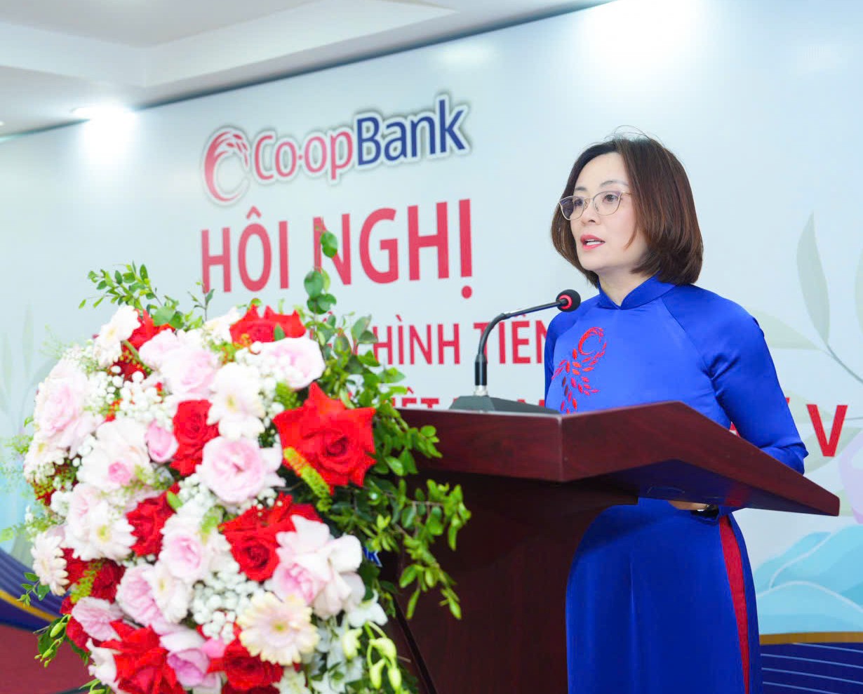 Bà Phạm Thị Hồng Minh - Thành viên Hội đồng quản trị, Tổng Giám đốc Ngân hàng Hợp tác xã phát biểu tại Hội tuyên dương điển hình tiên tiến Ngân hàng Hợp tác xã lần thứ V