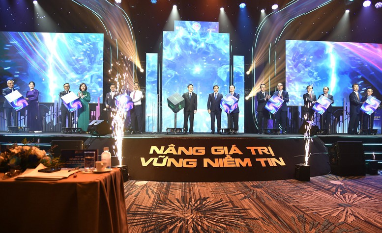 Phó Thủ tướng Hồ Đức Phớc cùng các đại biểu thực hiện nghi thức ra mắt Hệ thống công nghệ thông tin mới - Ảnh: VGP/Trần Mạnh