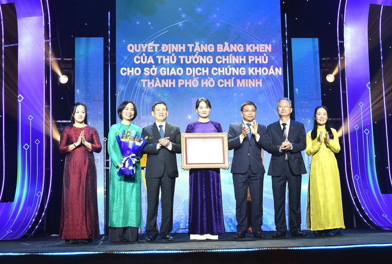 Bước chuyển mình ngoạn mục của thị trường chứng khoán Việt Nam - Bệ phóng cho doanh nghiệp phát triển