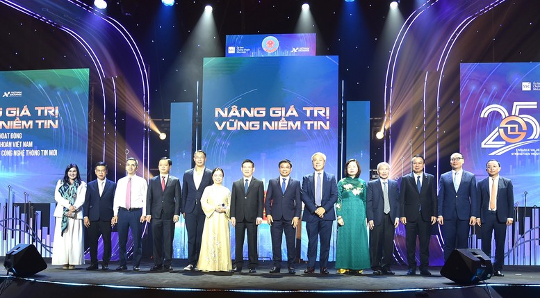 Phó Thủ tướng Hồ Đức Phớc cùng các đại biểu tham dự lễ kỷ niệm - Ảnh: VGP/Trần Mạnh