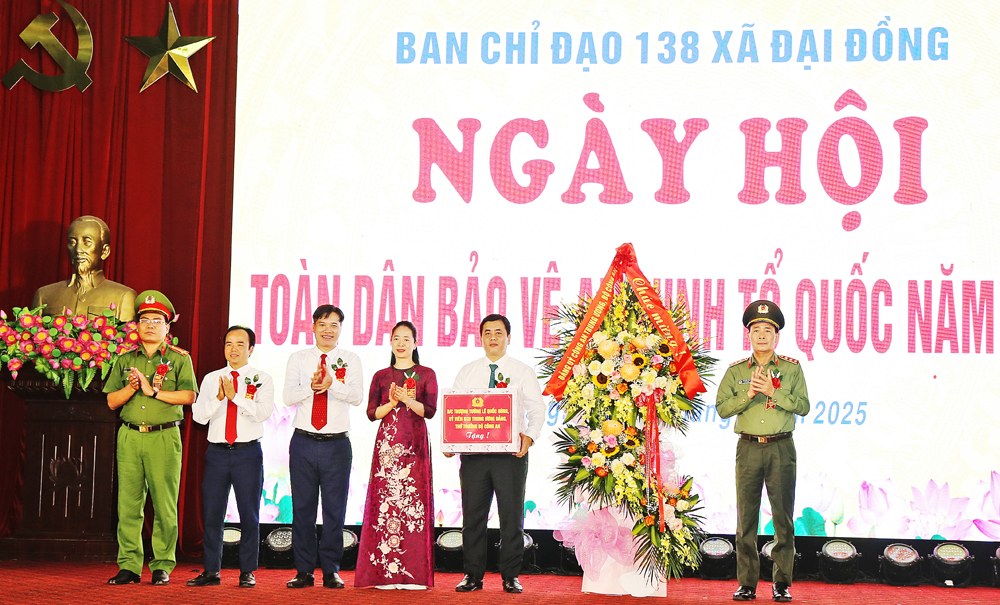 Thứ trưởng Bộ Công an Lê Quốc Hùng tặng hoa và quà cho cán bộ và Nhân dân xã Đại Đồng. Thứ trưởng Bộ Công an Lê Quốc Hùng tặng hoa và quà cho cán bộ và Nhân dân xã Đại Đồng.