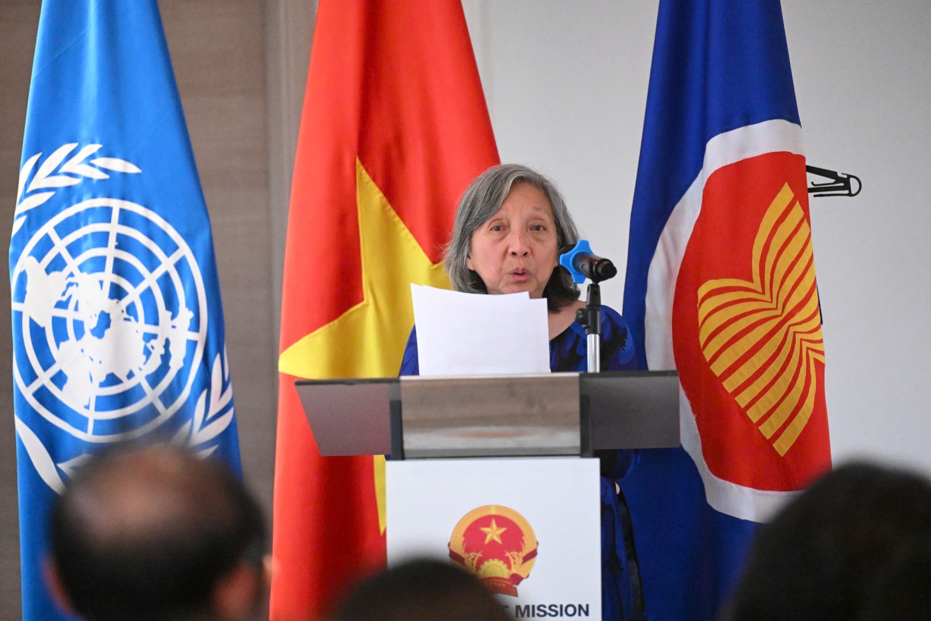 Đại diện cộng đồng người Việt tại Thuỵ Sĩ xúc động chia sẻ mong muốn được đồng hành cùng đất nước và đồng bào trong nước bằng tâm huyết, trí tuệ và tình yêu quê hương.