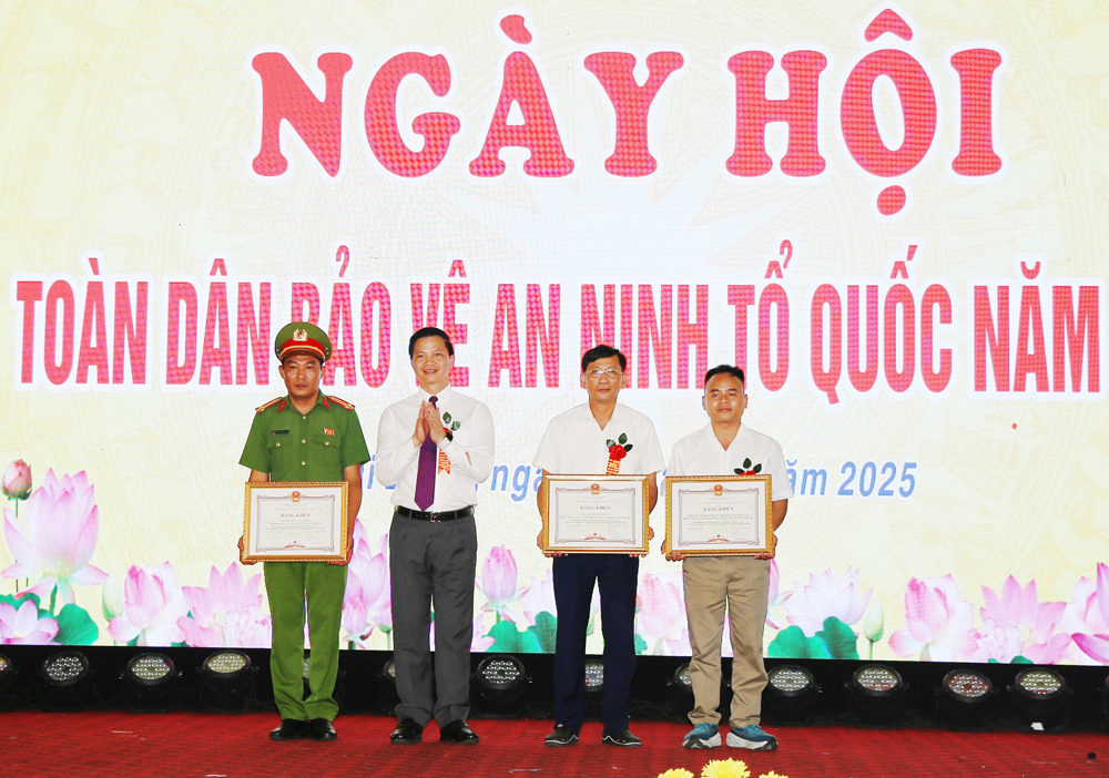 Chủ tịch UBND tỉnh Vương Quốc Tuấn trao Bằng khen cho các tập thể, cá nhân. Chủ tịch UBND tỉnh Vương Quốc Tuấn trao Bằng khen cho các tập thể, cá nhân.