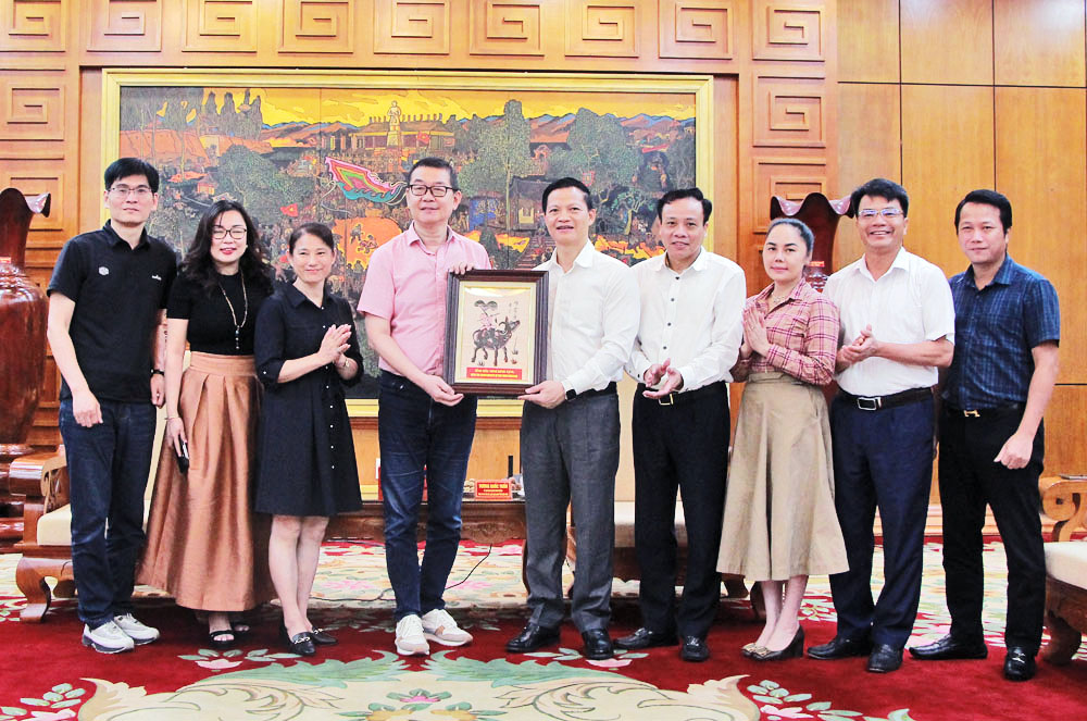 Chủ tịch UBND tỉnh Vương Quốc Tuấn tặng ông Andy Lin sản phẩm làng nghề tranh dân gian Đông Hồ.