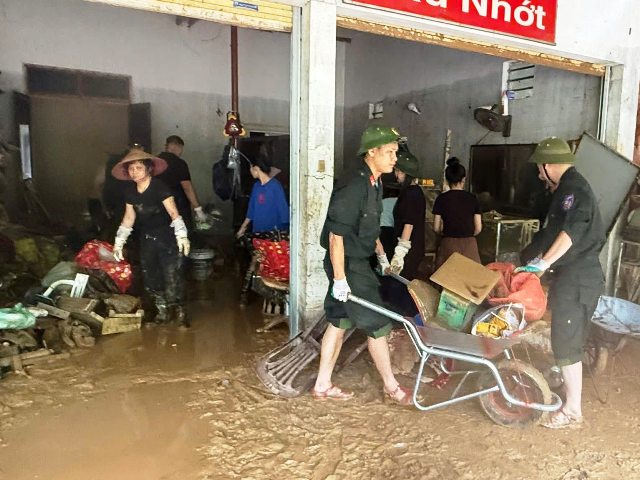Nghệ An: Cấp phát vật tư vệ sinh, đảm bảo nước sạch cho vùng lũ