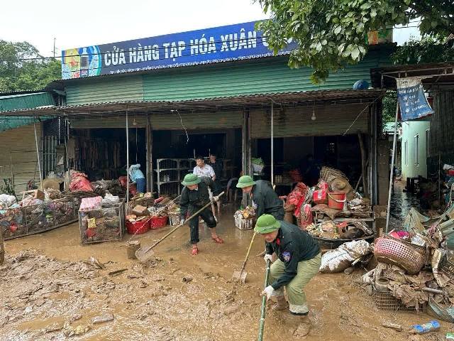 Đến nay, đã có hơn Hơn 32.000 lượt cán bộ, chiến sĩ vào vùng lũ Nghệ An giúp dân khắc phục hậu quả. Đến nay, đã có hơn Hơn 32.000 lượt cán bộ, chiến sĩ vào vùng lũ Nghệ An giúp dân khắc phục hậu quả.