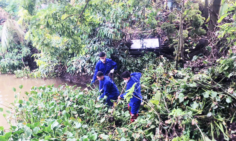 Đoàn thanh niên Xí nghiệp khai thác công trình thủy lợi Hiệp Hòa vớt bèo tại kênh tiêu thuộc xã Xuân Cẩm.