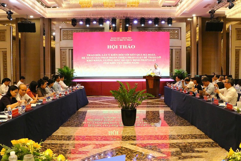 Đưa giải pháp hoàn thiện pháp luật để tháo gỡ khó khăn, vướng mắc do quy định pháp luật. Ảnh: BTP Đưa giải pháp hoàn thiện pháp luật để tháo gỡ khó khăn, vướng mắc do quy định pháp luật. Ảnh: BTP