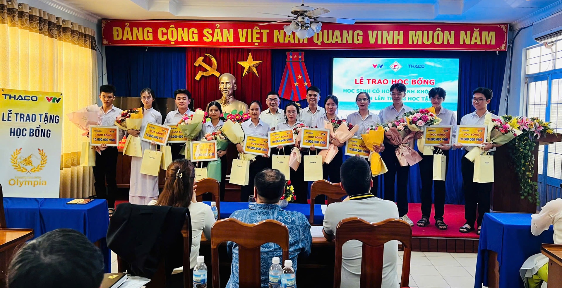 10 học sinh thuộc các trường THPT tỉnh Khánh Hòa nhận học bổng Đường lên đỉnh Olympia Quý III/2025