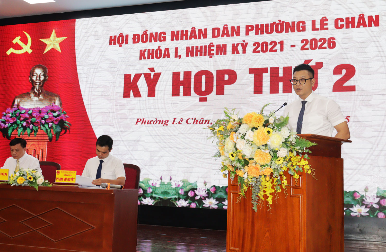 Đồng chí Nguyễn Trọng Đại, Phó Chủ tịch UBND phường báo cáo tại Kỳ họp.