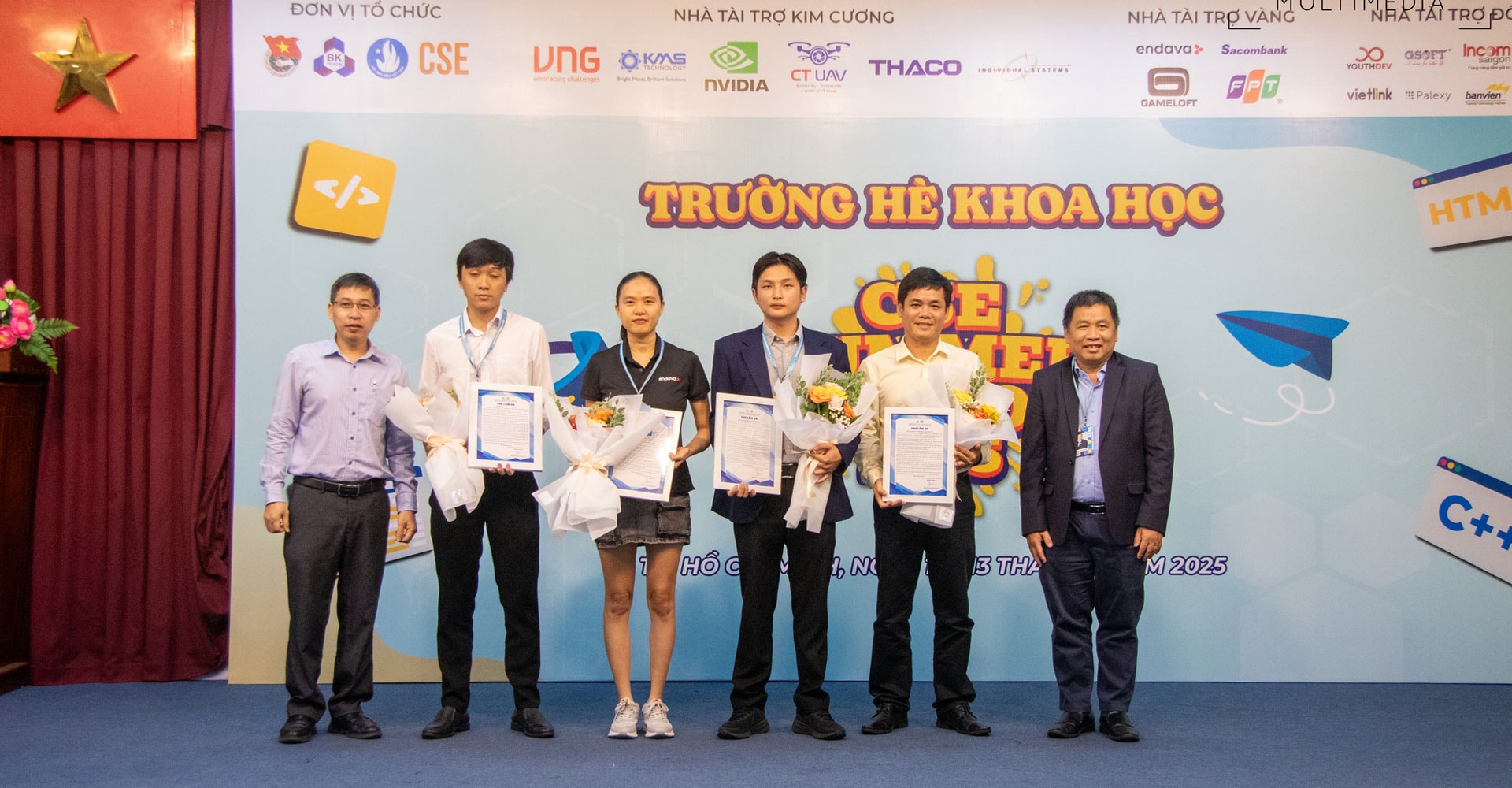 Đại diện THACO (thứ 2, từ phải sang) nhận hoa và thư cảm ơn từ chương trình