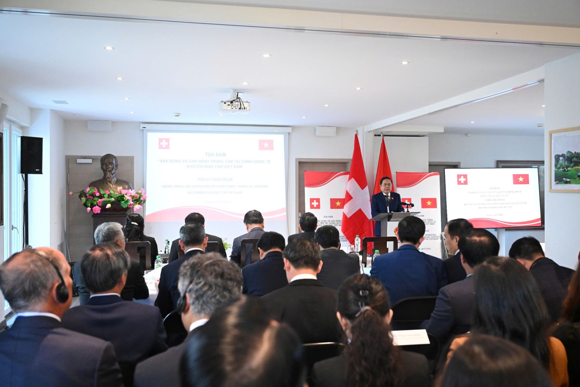 Chủ tịch Quốc hội Trần Thanh Mẫn dự Tọa đàm về Xây dựng, vận hành Trung tâm Tài chính quốc tế