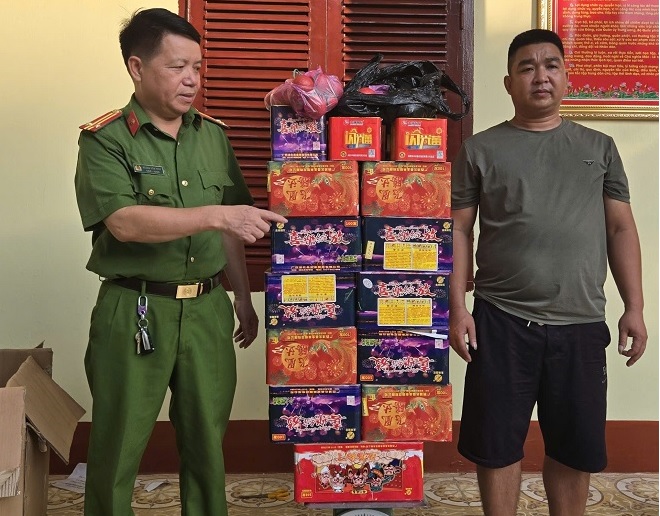 Lạng Sơn: Biên phòng Hữu Nghị bắt giữ lái xe đầu kéo vận chuyển 54kg pháo lậu