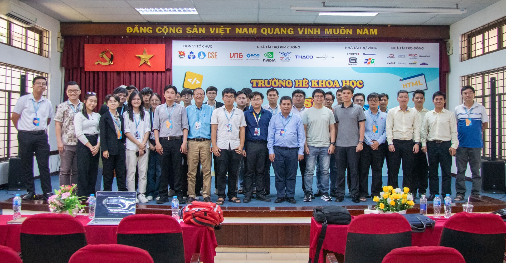 Đại diện các doanh nghiệp, đơn vị chụp ảnh lưu niệm cùng các học sinh, sinh viên