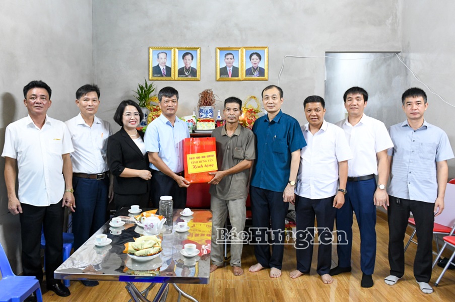 Phó Chủ tịch Thường trực HĐND tỉnh Lê Xuân Tiến trao quà tặng gia đình ông Đào Hồng Thịnh.