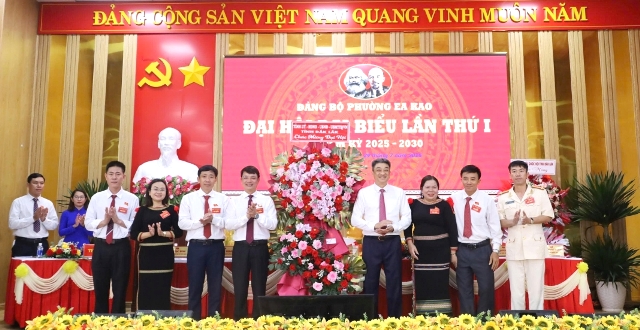 Đại hội nhận lẵng hoa chúc mừng của Tỉnh ủy - HĐND - UBND - Ủy ban MTTQ Việt Nam tỉnh. Đại hội nhận lẵng hoa chúc mừng của Tỉnh ủy - HĐND - UBND - Ủy ban MTTQ Việt Nam tỉnh.