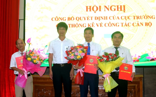 Ông Nguyễn Thanh Dương (thứ 3 từ phải qua) trao quyết định cho các ông: Phan Quốc Hùng (thứ 2 từ phải qua), Đỗ Minh Dưỡng (bìa trái) và Nguyễn Công Luận (bìa phải).