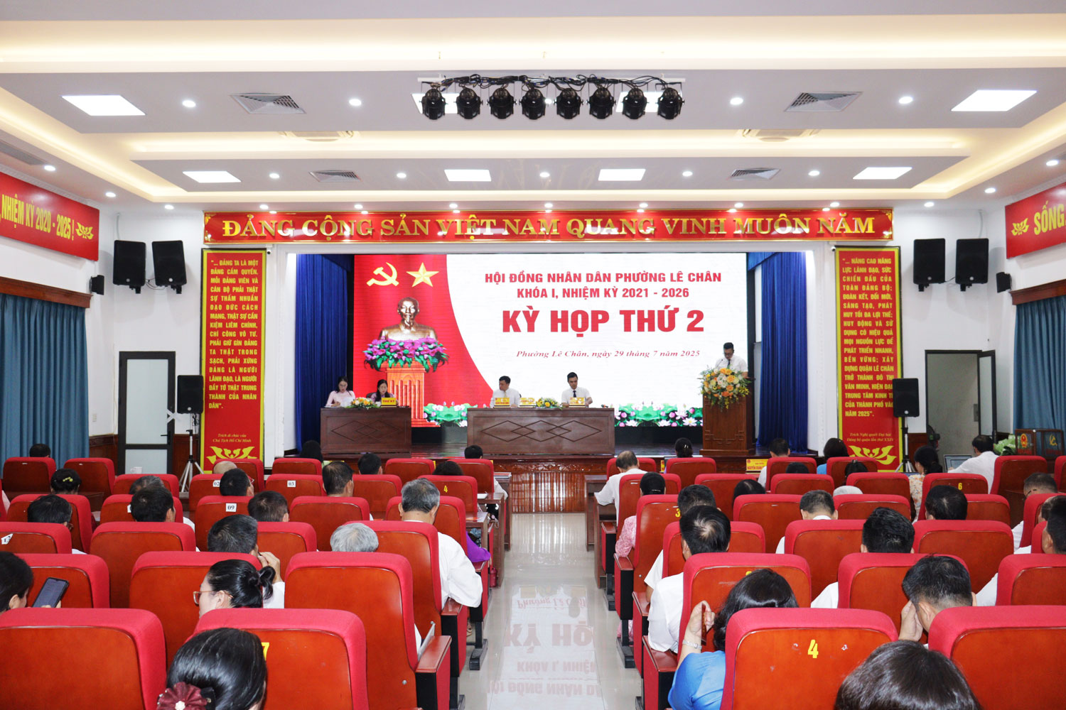 Quang cảnh kỳ họp