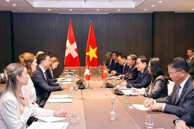 Chủ tịch Quốc hội Trần Thanh Mẫn hội kiến Chủ tịch Thượng viện Thụy Sĩ Andrea Caroni. Ảnh: TTXVN Chủ tịch Quốc hội Trần Thanh Mẫn hội kiến Chủ tịch Thượng viện Thụy Sĩ Andrea Caroni. Ảnh: TTXVN