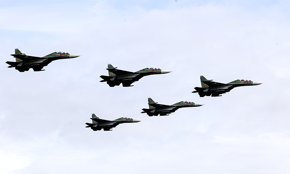 Biên đội 5 chiếc SU-30MK2 luyện tập tạo đội hình mũi tên uy lực trên bầu trời Bắc Ninh.