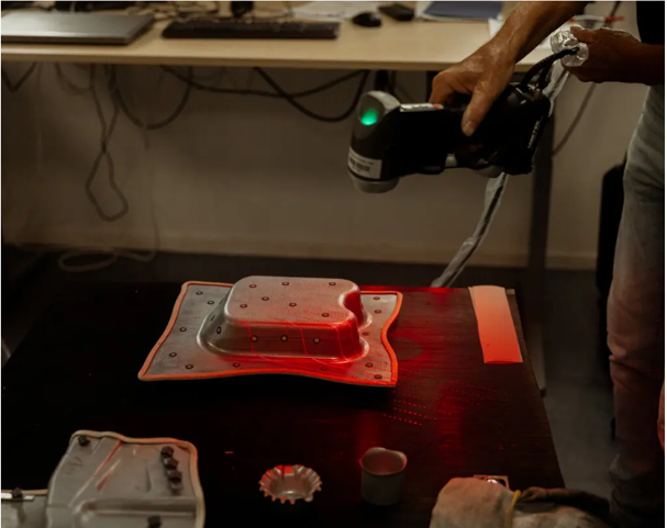 Các bộ phận ô tô bằng thép đang được quét kiểm tra tại trung tâm đổi mới của Tata Steel. Ảnh: Desiré van den Berg cho The New York Times