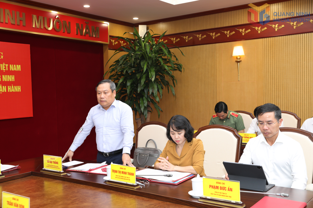 Ông Vũ Đại Thắng, Ủy viên Trung ương Đảng, Bí thư Tỉnh ủy, Trưởng Đoàn ĐBQH tỉnh Quảng Ninh, phát biểu tại hội nghị.