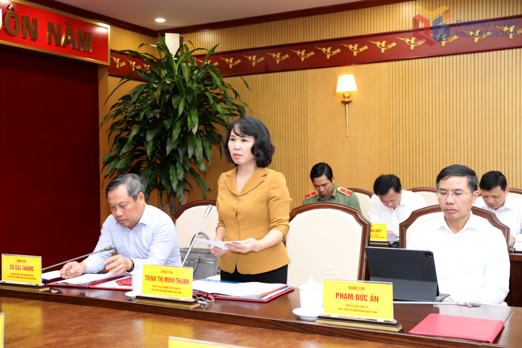 Bà Trịnh Thị MinhThanh, Phó Bí thư Thường trực Tỉnh ủy, Chủ tịch HĐND tỉnh Quảng Ninh, báo cáo tại hội nghị.
