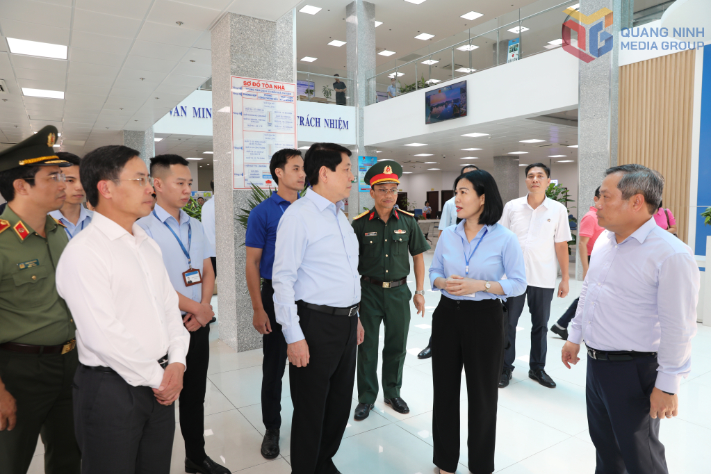 Chủ tịch nước Lương Cường kiểm tra tại Trung tâm Phục vụ Hành chính công tỉnh.