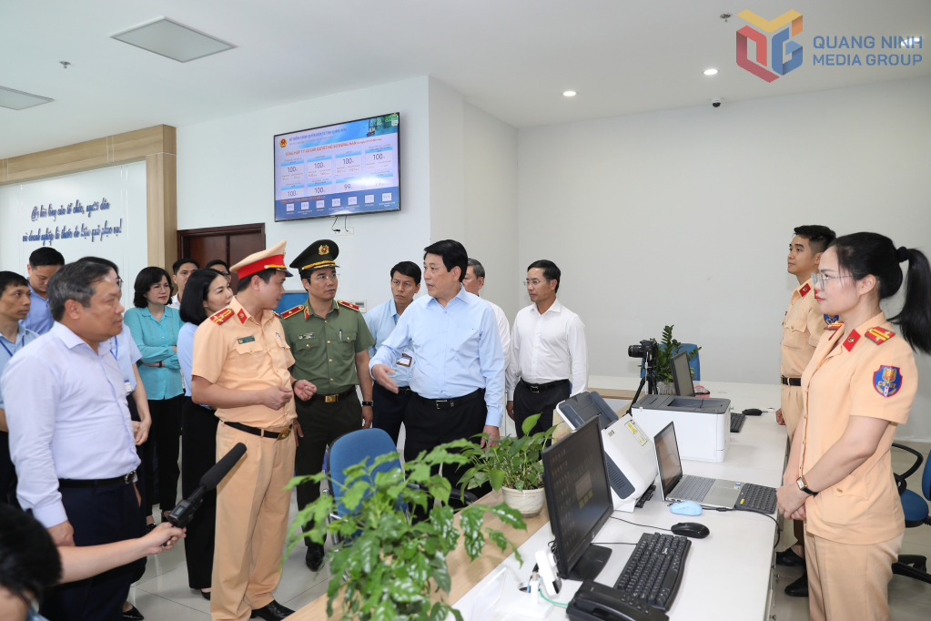 Chủ tịch nước Lương Cường nghe cán bộ làm việc tại Trung tâm Phục vụ Hành chính công tỉnh báo cáo tình hình tiếp nhận và giải quyết TTHC cho công dân.