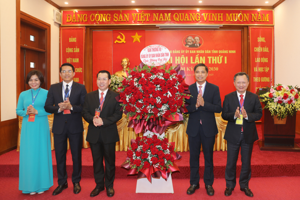 Thường trực Đảng ủy UBND tỉnh Quảng Ninh tặng hoa chúc Đại hội Chi bộ Cơ quan Đảng ủy UBND tỉnh nhiệm kỳ 2025-2030.