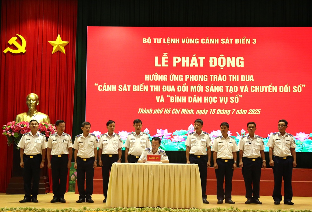 Đại tá Lê Văn Tú, Chính ủy BTL Vùng CSB 3 ký xác nhận giao ước thi đua giữ các cơ quan đơn vị