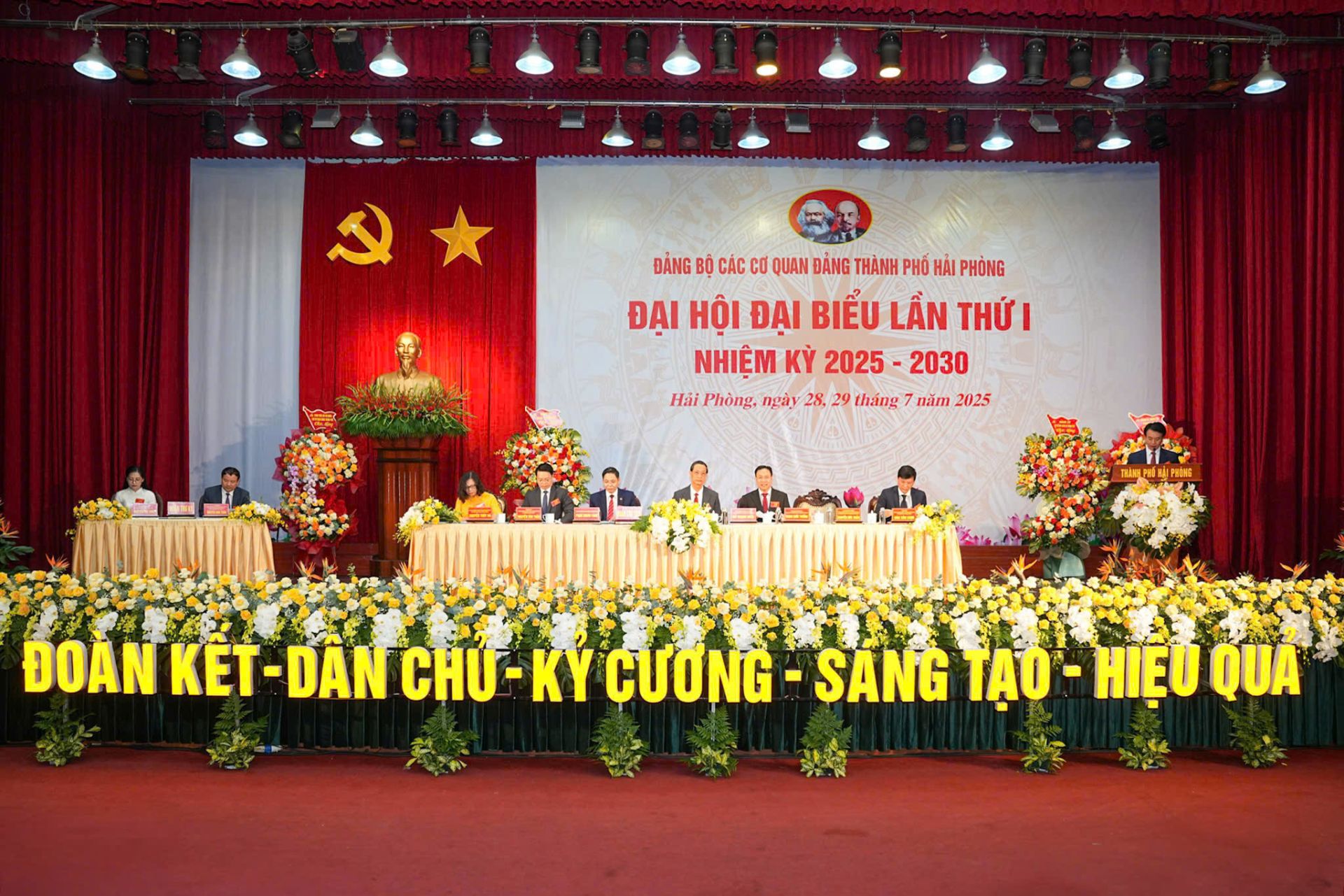 Đoàn Chủ tịch và Thư ký tại Đại hội. Đoàn Chủ tịch và Thư ký tại Đại hội.