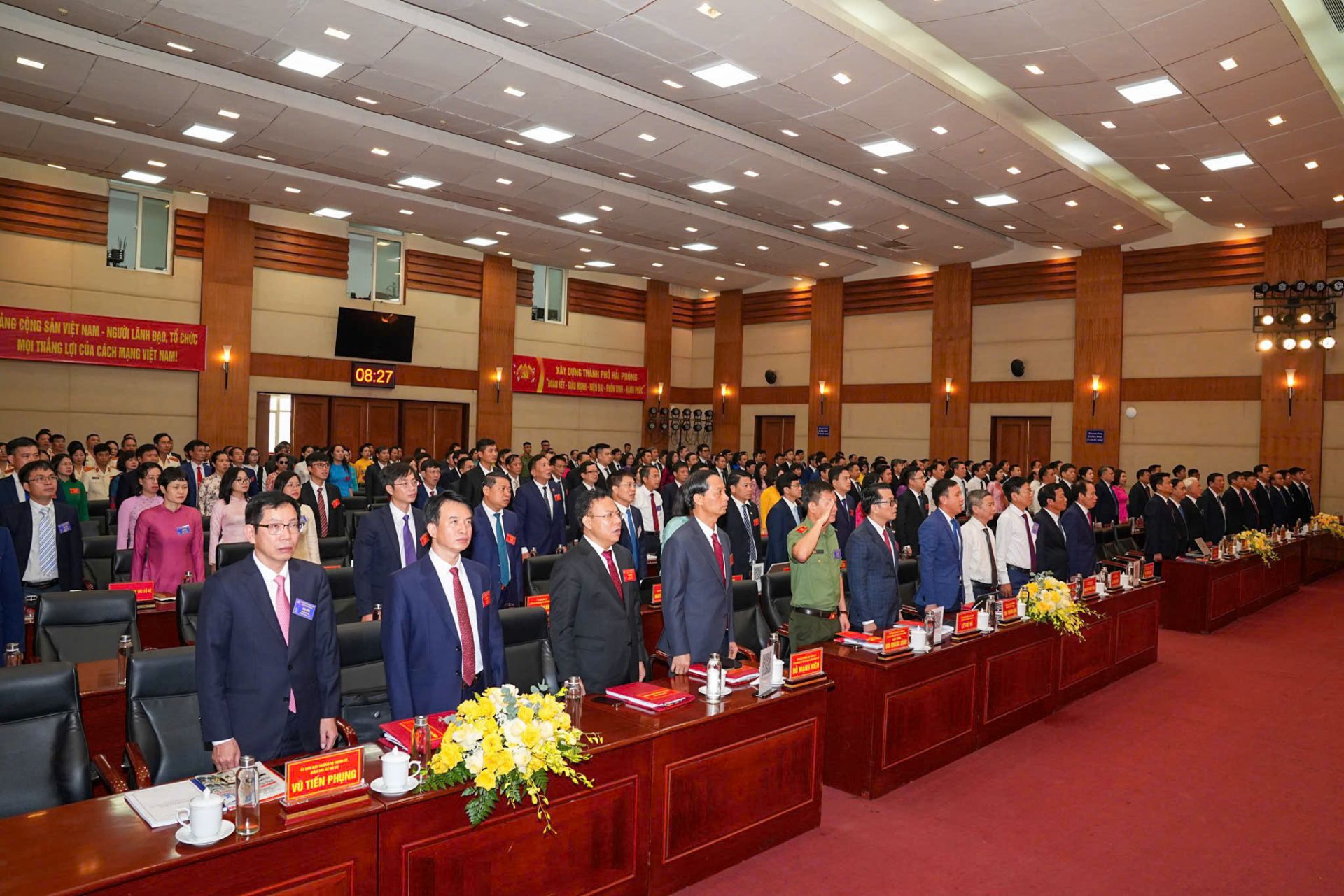 Các đại biểu làm Lễ chào cờ. Các đại biểu làm Lễ chào cờ.