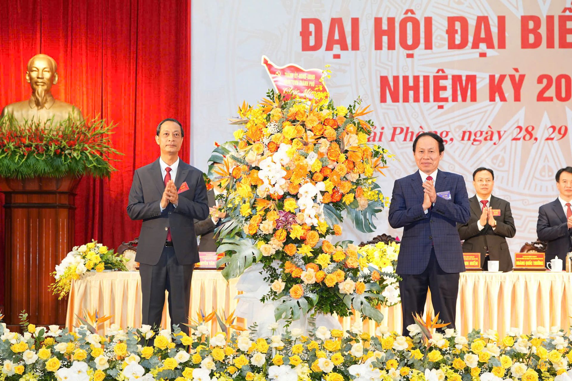 Đồng chí Lê Tiến Châu, Bí thư Thành ủy, Trưởng Đoàn ĐBQH thành phố Hải Phòng tặng hoa chúc mừng Đảng bộ Các cơ quan Đảng thành phố. Đồng chí Lê Tiến Châu, Bí thư Thành ủy, Trưởng Đoàn ĐBQH thành phố Hải Phòng tặng hoa chúc mừng Đảng bộ Các cơ quan Đảng thành phố.