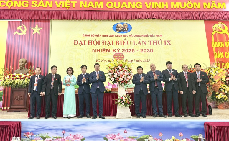 Phó Thủ tướng tin tưởng rằng, với tinh thần đoàn kết, ý chí quyết tâm cao, Đảng bộ Viện Hàn lâm KHCN Việt Nam sẽ lãnh đạo Viện hoàn thành xuất sắc các mục tiêu, nhiệm vụ mà Đại hội đề ra, tiếp tục gặt hái nhiều thành công hơn nữa, xứng đáng là "cái nôi" của KHCN Việt Nam - Ảnh: VGP/Thu Sa Phó Thủ tướng tin tưởng rằng, với tinh thần đoàn kết, ý chí quyết tâm cao, Đảng bộ Viện Hàn lâm KHCN Việt Nam sẽ lãnh đạo Viện hoàn thành xuất sắc các mục tiêu, nhiệm vụ mà Đại hội đề ra, tiếp tục gặt hái nhiều thành công hơn nữa, xứng đáng là "cái nôi" của KHCN Việt Nam - Ảnh: VGP/Thu Sa