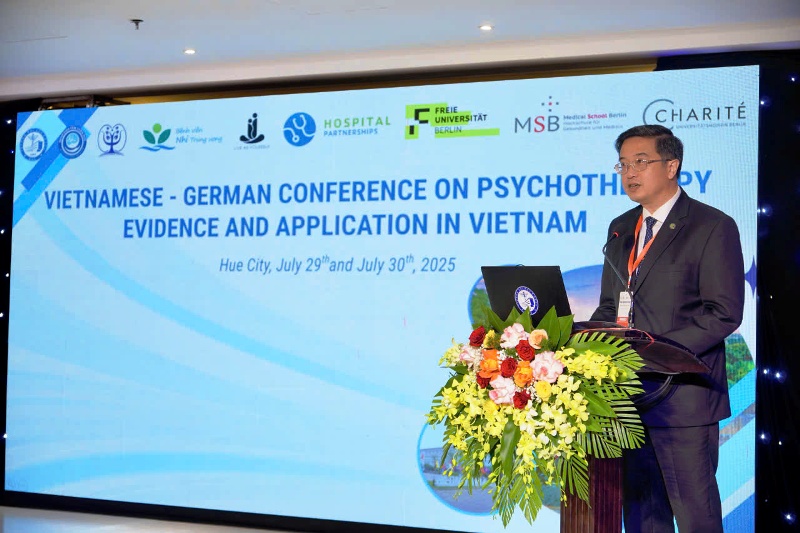 GS.TS Nguyễn Vũ Quốc Huy Hiệu trưởng Trường Đại học Y Dược Huế tại Hội nghị