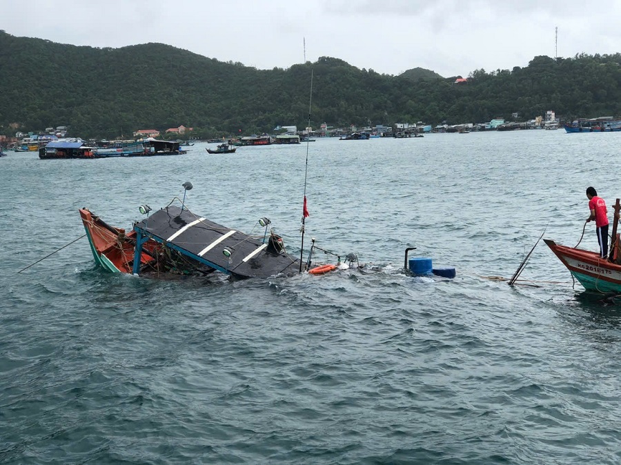Biên phòng Nam Du liên tục cứu hộ 2 phương tiện bị chìm ở Đặc khu Kiên Hải