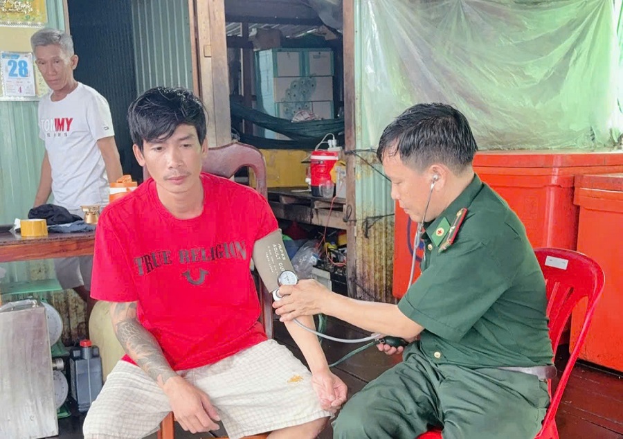 Lực lượng Biên phòng chăm sóc sức khỏe cho các thuyền viên gặp nạn Lực lượng Biên phòng chăm sóc sức khỏe cho các thuyền viên gặp nạn
