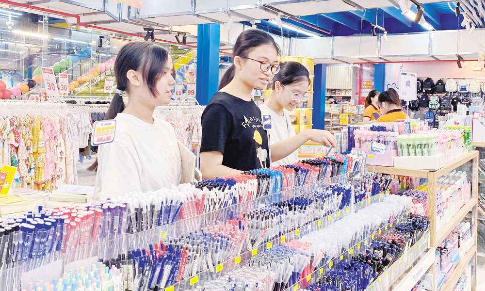 Học sinh mua văn phòng phẩm tại Nhà sách Tiến Thọ, đường Nguyễn Thị Lưu, phường Bắc Giang.
