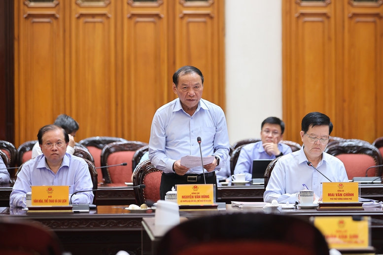 Bộ trưởng Bộ Văn hóa, Thể thao và Du lịch Nguyễn Văn Hùng báo cáo tại cuộc họp - Ảnh: VGP/Nhật Bắc