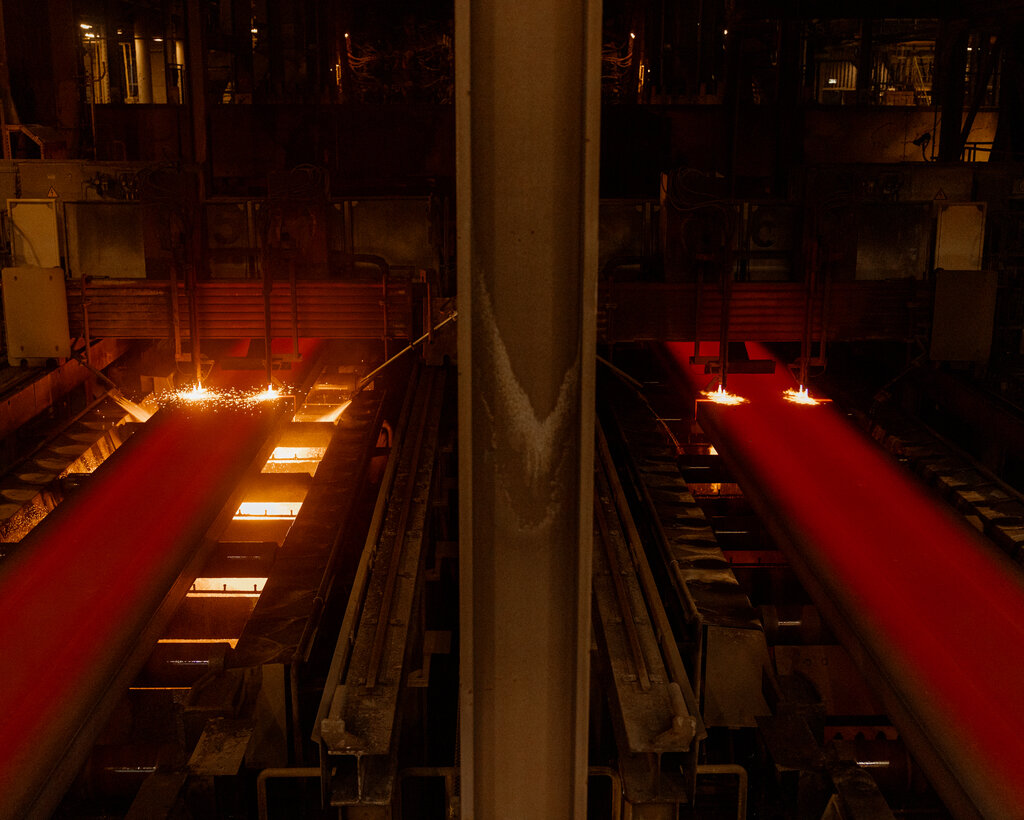 Các phiến thép đang được cắt tại nhà máy sản xuất của Tata Steel ở IJmuiden, Hà Lan. Ảnh: Trích từ video của Desiré Van Den Berg