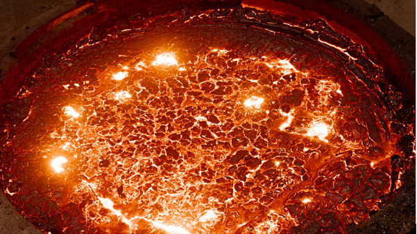 Hàng loạt tấn thép phế liệu đang được nung chảy tại Tata. Rất hiếm công ty trên thế giới có thể sản xuất loại thép cao cấp như vậy. Ảnh: Video của Desiré Van Den Berg