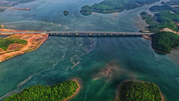 Quảng Ninh đã và đang đầu tư mạnh mẽ cho hạ tầng giao thông. (Ảnh: Ánh Dương)