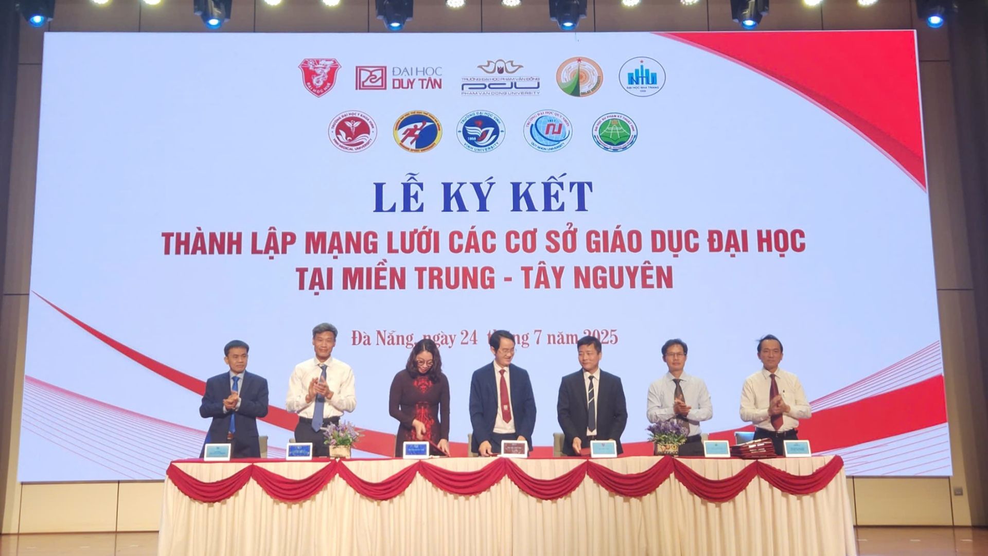PGS.TS. Đoàn Đức Tùng – Hiệu trưởng QNU (thứ nhất, bên trái sang) ký kết thành lập và tham gia Mạng lưới giáo dục đại học miền Trung – Tây Nguyên PGS.TS. Đoàn Đức Tùng – Hiệu trưởng QNU (thứ nhất, bên trái sang) ký kết thành lập và tham gia Mạng lưới giáo dục đại học miền Trung – Tây Nguyên