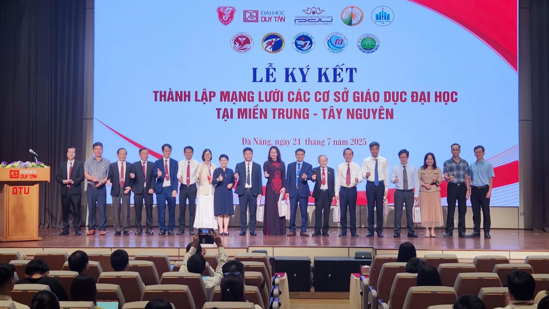 Đại diện lãnh đạo các cơ sở giáo dục chụp hình lưu niệm Đại diện lãnh đạo các cơ sở giáo dục chụp hình lưu niệm