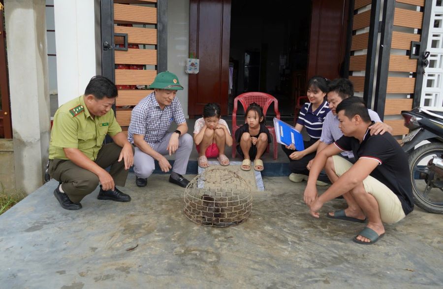 Lực lượng chức năng tiếp nhận cá thể rái cá để thả về tự nhiên.
