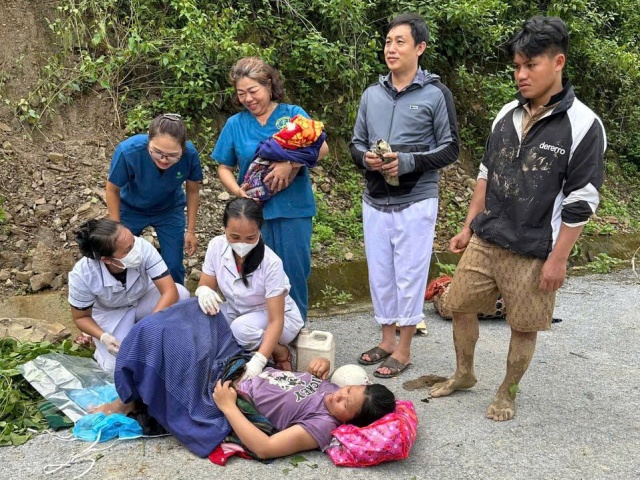 Nghệ An: Y tá băng rừng, lội suối giúp sản phụ sinh con giữa đường sạt lở