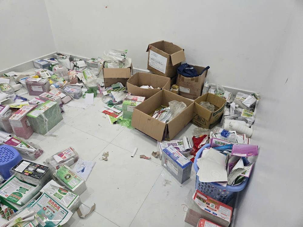 Nhiều hàng hóa, hóa chất không có tem, mác, nhãn hiệu được tìm thấy tại cơ sở sản xuất phân bón này.