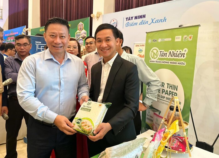 Nhà sáng lập Tân Nhiên – Đặng Khánh Duy (vest đen) (Ảnh: Tân Nhiên) Nhà sáng lập Tân Nhiên – Đặng Khánh Duy (vest đen) (Ảnh: Tân Nhiên)